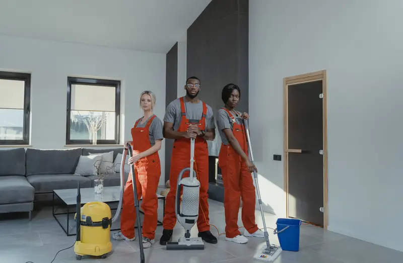 Schoonmaakteam in een woonkamer